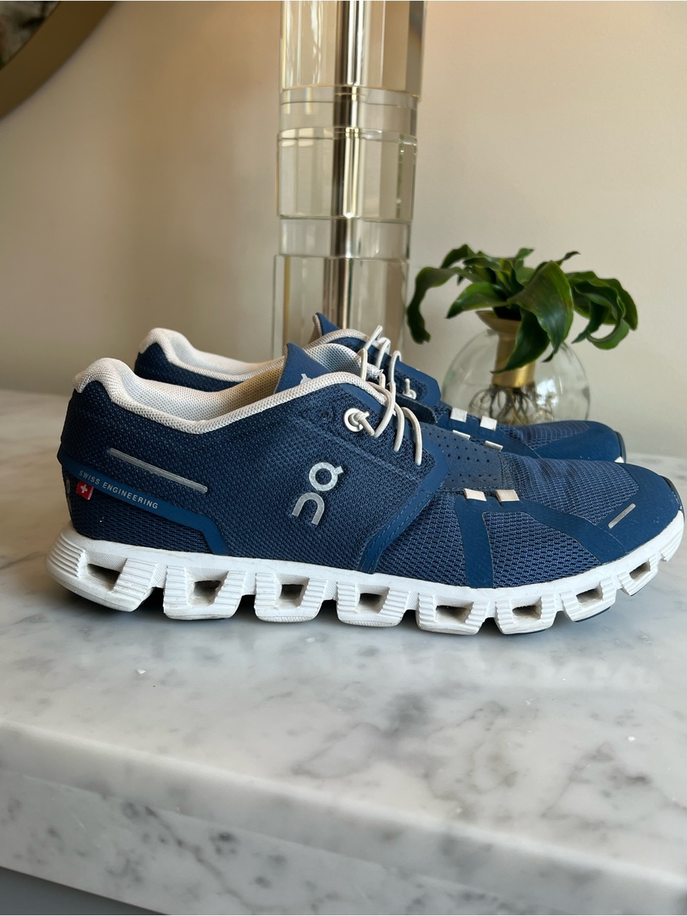 On Cloud Womens Size 7.5 Navy & White CloudTec Sole
